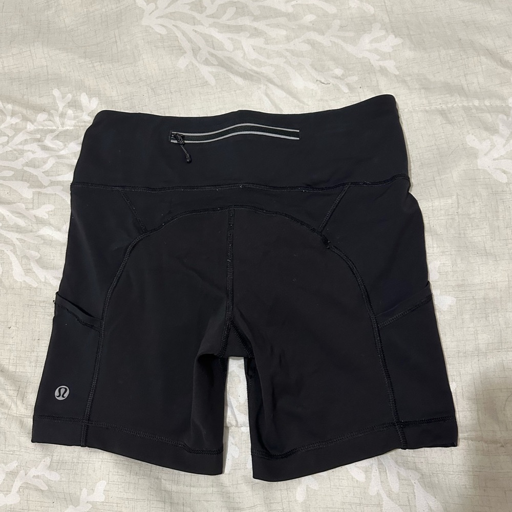 Lululemon biker shorts w side pockets! Size 4